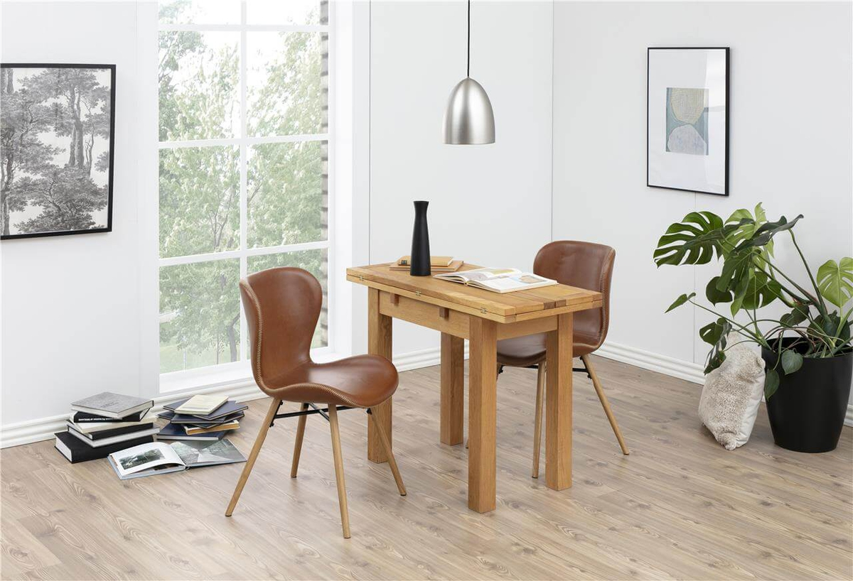 Lille spisebord med klap af tr indrettet med stole og moderne indretning