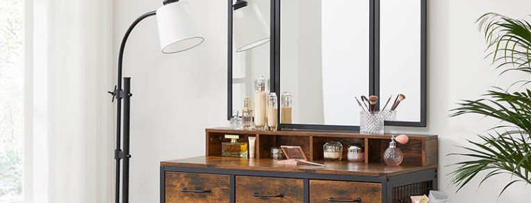 Sminkbord med spegel