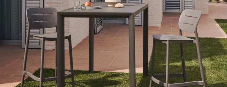 Barstolar och bänkstolar utomhus