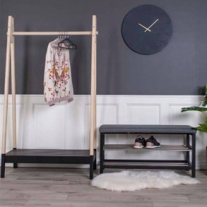 Bænke med skohylder