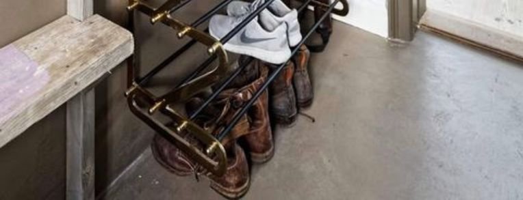 Svarta skoskåp och skohyllor