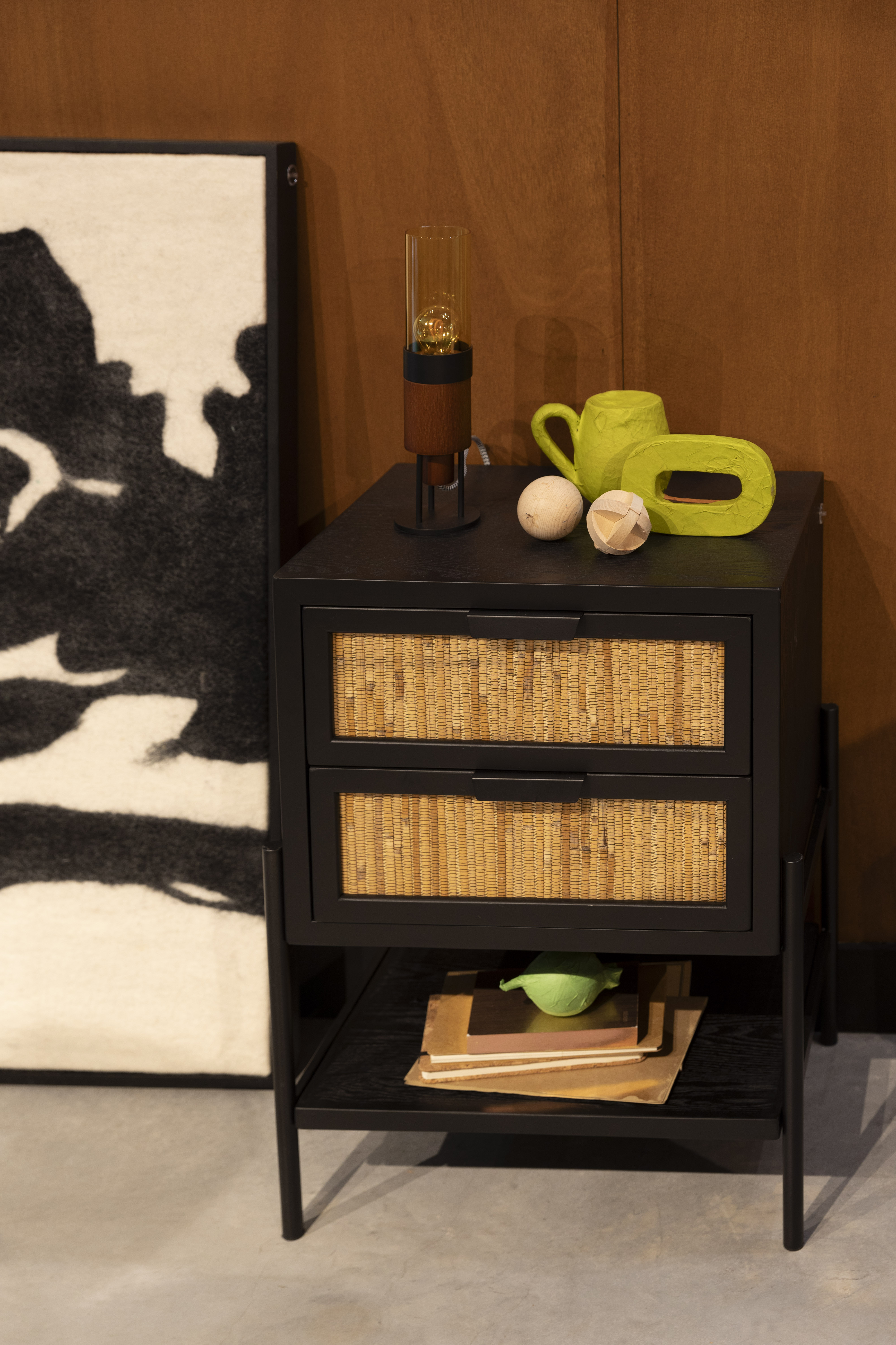 DUTCHBONE Yasu sengebord, m. 1 hylde og 2 skuffer – natur rattan og sort træ/jern (45×35)