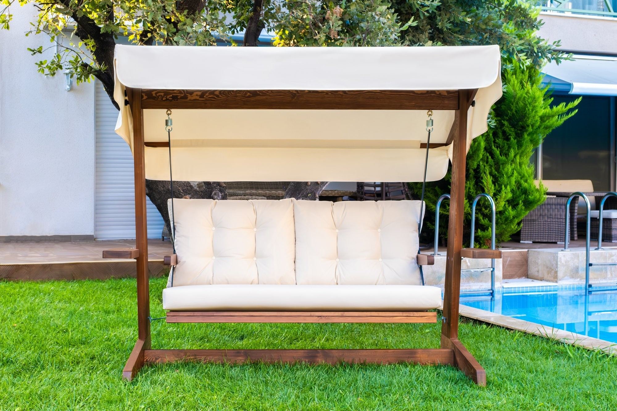 NORDVÉRK Viva 2200 udendørs triple hængesofa – beige polyester stof og grantræ