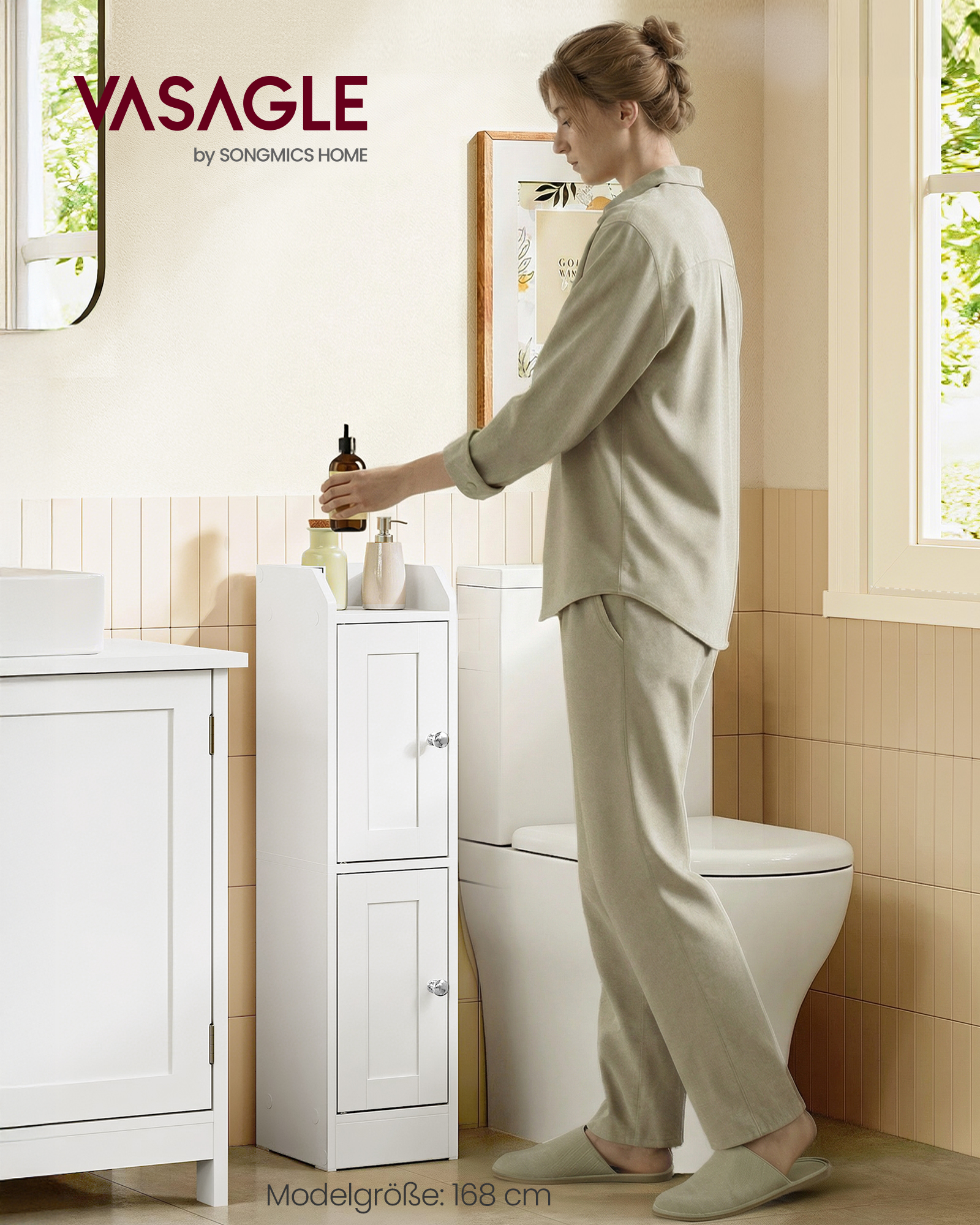 VASAGLE Siren Collection Smalt badeværelsesskab, fritstående hjørneskab, toiletpapirholder, justerbare hylder, vendbare venstre/højre døre, Cloud White BBK312WB02