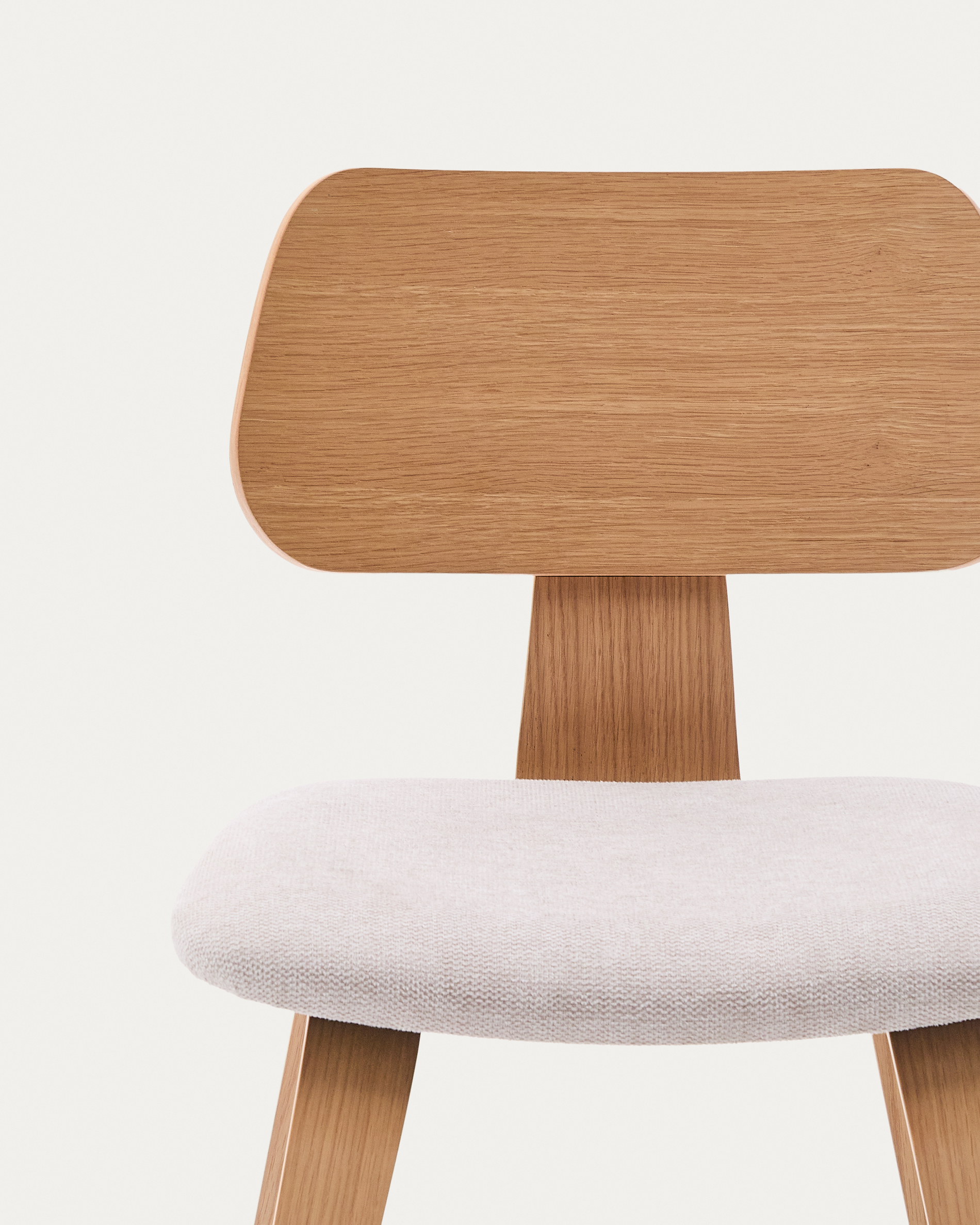 KAVE HOME Gena spisestuestol – beige chenillestoff og naturlig eikefiner