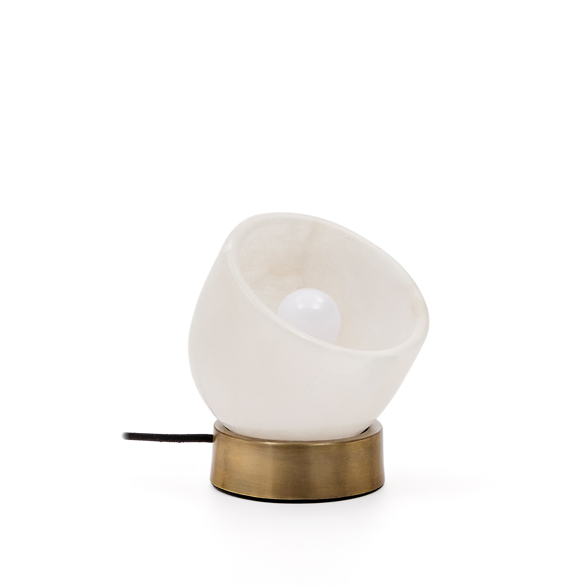 KAVE HOME Shenli bordlampe – alabast og metal med messingfinish