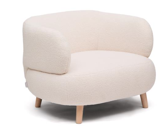 kave home luisa fåtölj i vit bouclé med ben i massivt bokträ