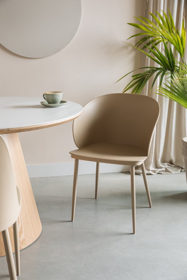 WHITE LABEL LIVING Gigi spisestuestol, med armlener - beige plast og stl
