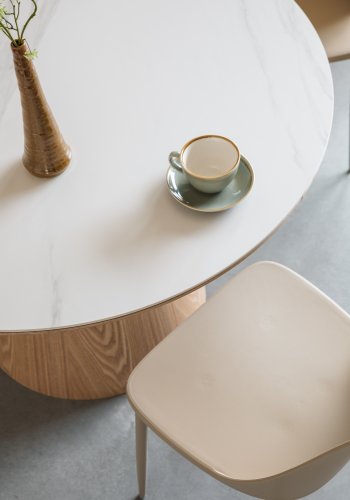 WHITE LABEL LIVING Almira spisebord, rundt - snhvit matt sintret stein og eikepapirfiner (115)