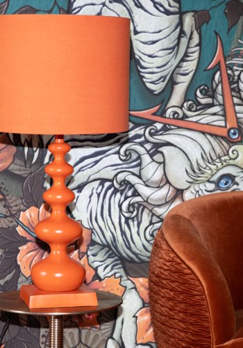 BOLD MONKEY N&auml;r Orange &auml;r Kung Bordslampa