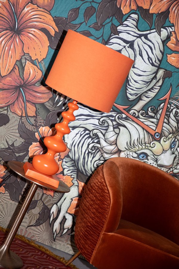 BOLD MONKEY N&auml;r Orange &auml;r Kung Bordslampa