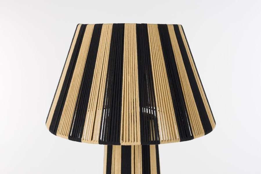 BOLD MONKEY gulvlampe gir den et streifm�nster