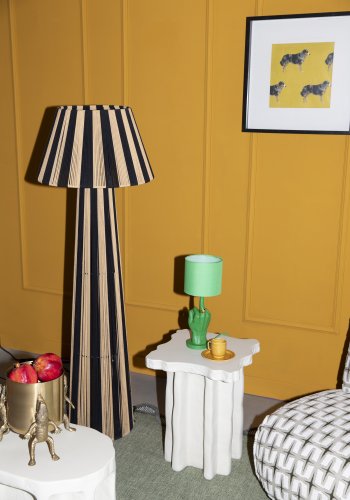 BOLD MONKEY gulvlampe gir den et streifm�nster