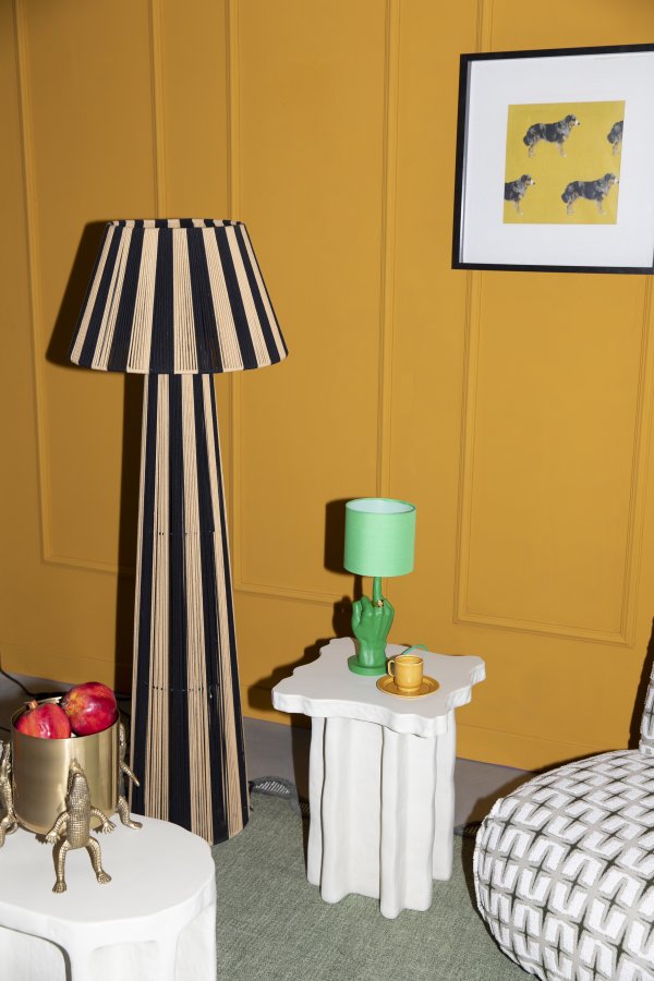 BOLD MONKEY gulvlampe gir den et streifm�nster