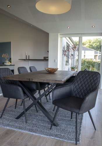 HOUSE NORDIC Harbo spisebordstol - svart kunstskinn og svarte metallben, med armlener