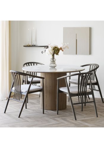 HOUSE NORDIC Agustin spisebordsstol, m. arml�n - sand polyester og r�gfarvet egetr�