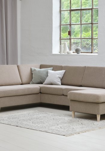Pannesett 4 U OE venstre sofa med sjeselong - antilope beige polyesterstoff og naturlig tre