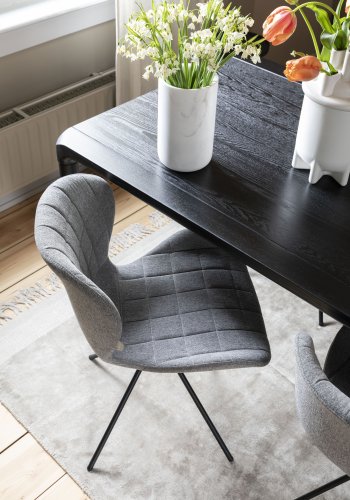 ZUIVER OMG spisestuestol - lys gr polyester og svart jern