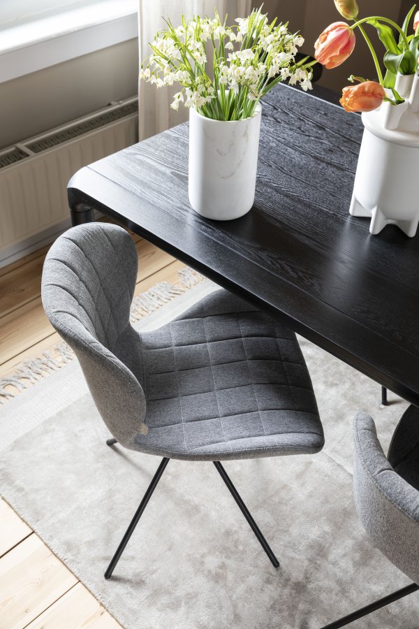 ZUIVER OMG spisestuestol - lys gr polyester og svart jern