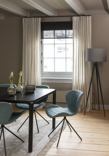 ZUIVER OMG spisestuestol - bl polyester og svart jern