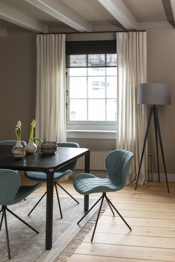 ZUIVER OMG spisestuestol - bl polyester og svart jern