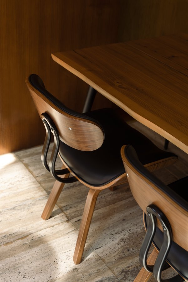 DUTCHBONE Blackwood Esszimmerstuhl - Schwarz- und Walnuss-Eschenholz