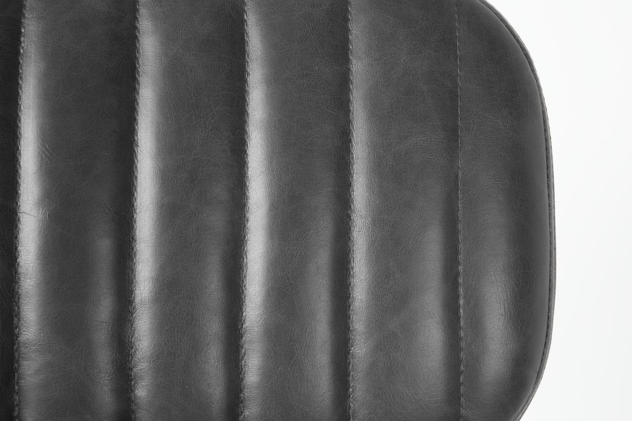 WHITE LABEL LIVING Jake Worn spisestuestol - sort kunstskinn og eik