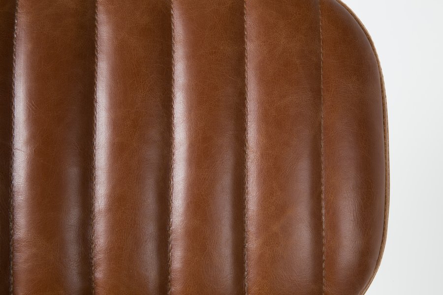 WHITE LABEL LIVING Jake Worn spisestuestol - brunt kunstskinn og eik