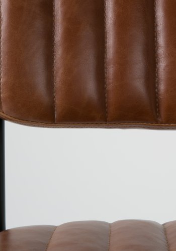 WHITE LABEL LIVING Jake Worn spisestuestol - brunt kunstskinn og eik