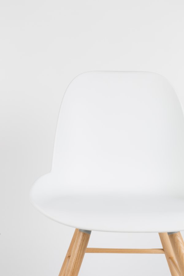 ZUIVER Albert Kuip spisestuestol - hvit plast og naturlig ask