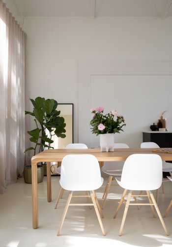 ZUIVER Albert Kuip spisestuestol - hvit plast og naturlig ask