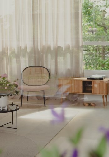 ZUIVER Albert Kuip spisestuestol - hvit plast og naturlig ask