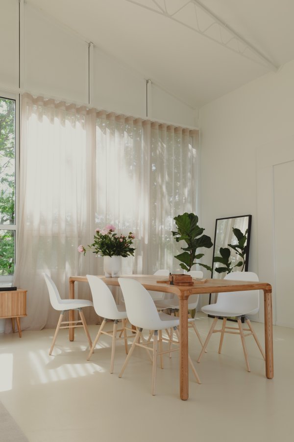 ZUIVER Albert Kuip spisestuestol - hvit plast og naturlig ask