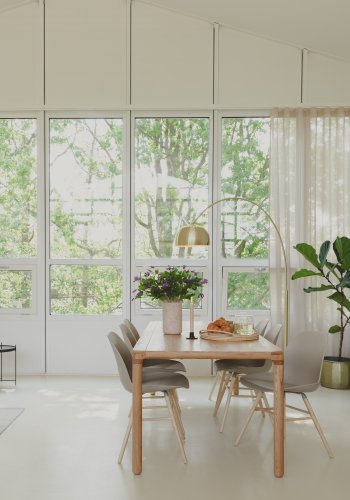 ZUIVER Albert Kuip spisestuestol - taupe plast og naturlig ask