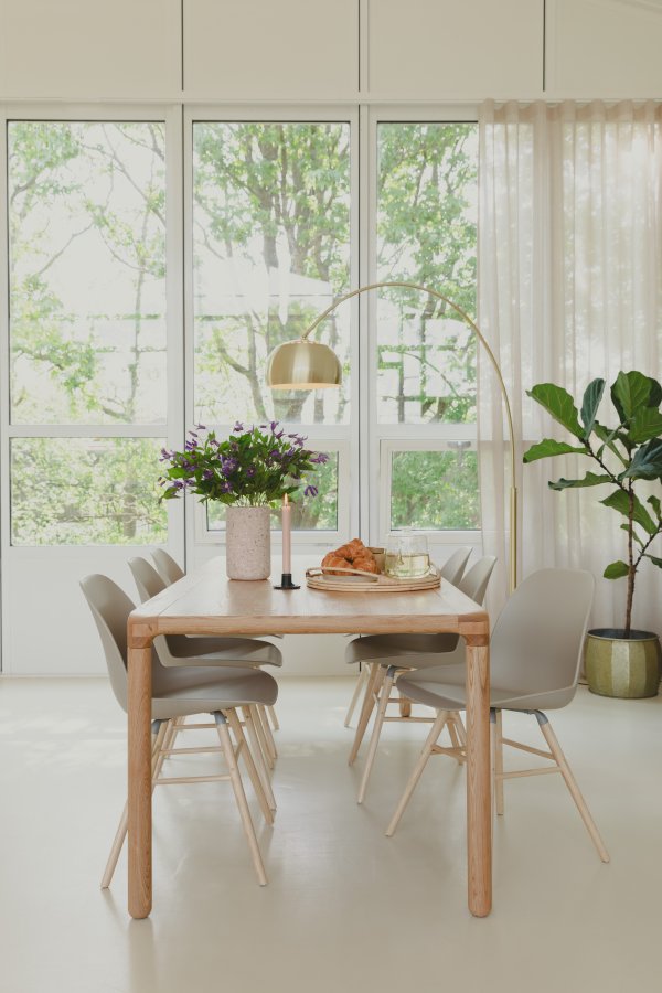 ZUIVER Albert Kuip spisestuestol - taupe plast og naturlig ask