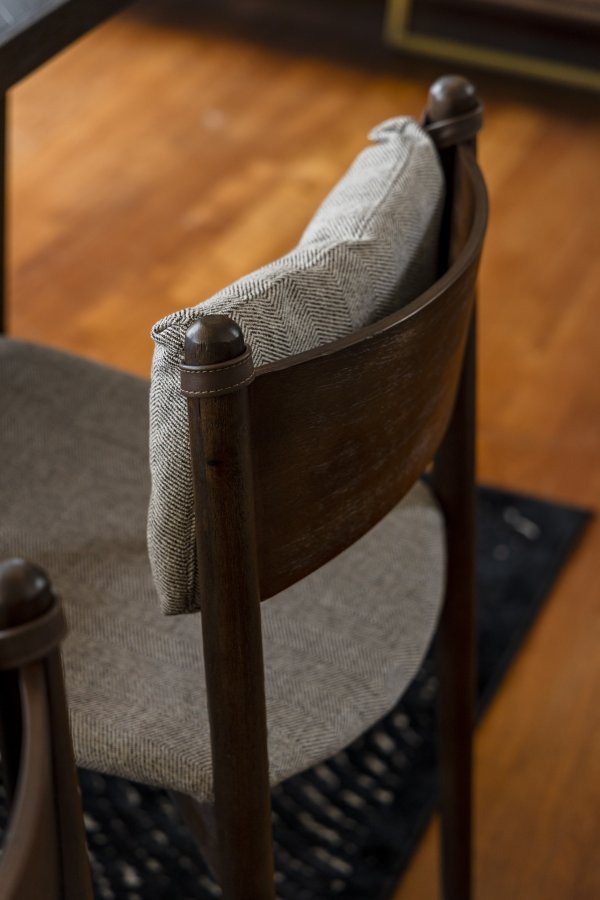 DUTCHBONE Torrance spisestuestol - brunt polyesterstoff og brunt tre