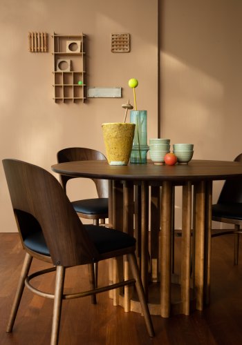 DUTCHBONE Talika spisebordstol - svart PU og valnttfarget finer/gummitre