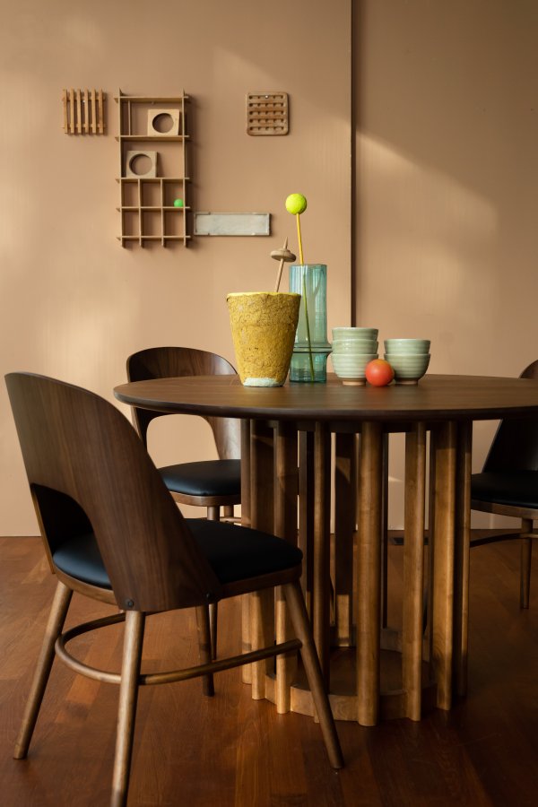 DUTCHBONE Talika spisebordstol - svart PU og valnttfarget finer/gummitre