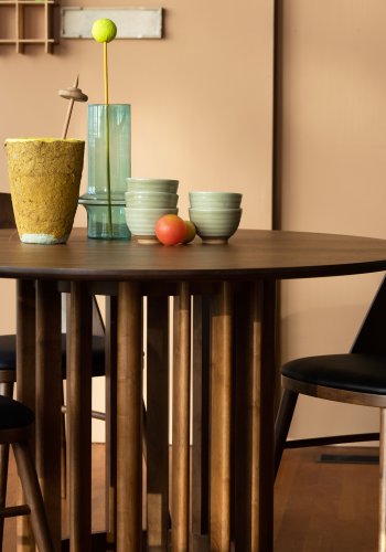 DUTCHBONE Talika spisebordstol - svart PU og valnttfarget finer/gummitre