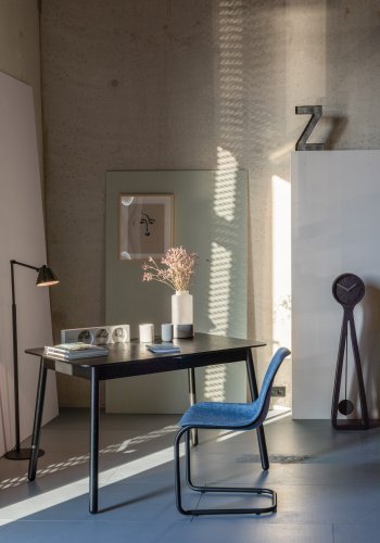 ZUIVER Trst spisestuestol, stablebar - rosa polyetylen og sort stl