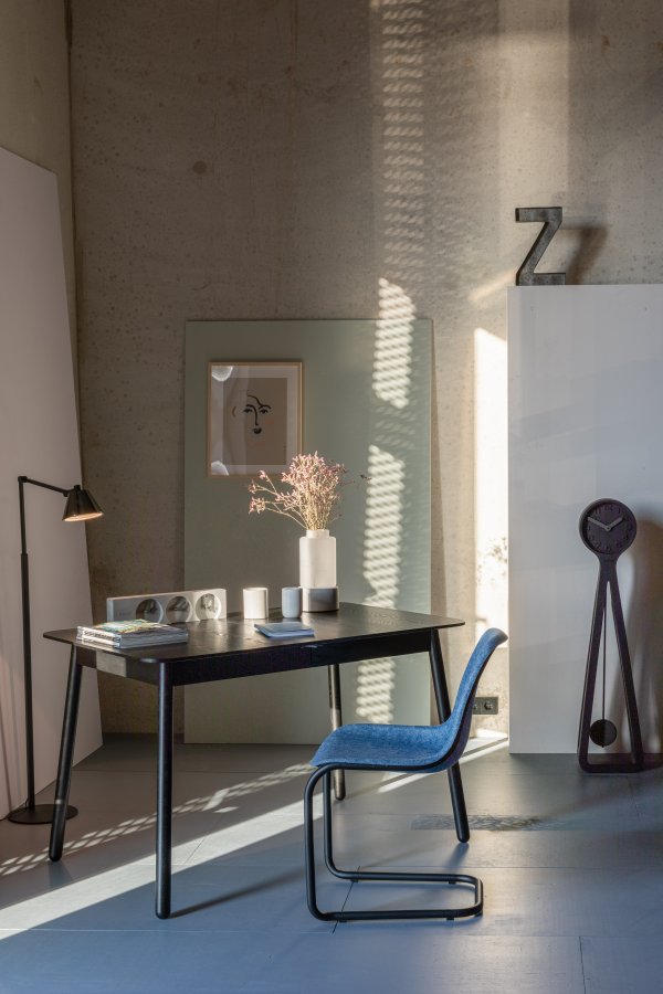 ZUIVER Trst spisestuestol, stablebar - rosa polyetylen og sort stl