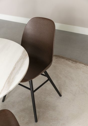 ZUIVER Albert Kuip spisestol - brun plast/resirkulert kaffegrut og svart asketre
