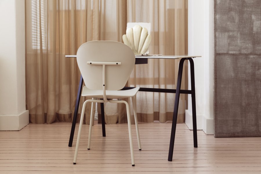 ZUIVER Ocean Rice spisestuestol - beige resirkulert plast fra havet og beige metall