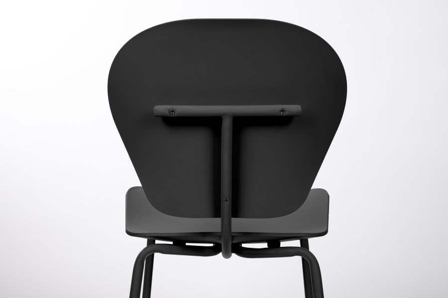 ZUIVER Ocean Pirate spisestuestol - svart resirkulert plast fra havet og sort metall