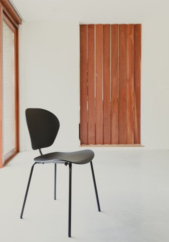 ZUIVER Ocean Pirate spisestuestol - svart resirkulert plast fra havet og sort metall