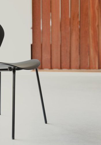 ZUIVER Ocean Pirate spisestuestol - svart resirkulert plast fra havet og sort metall