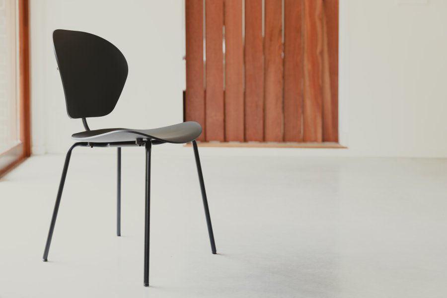 ZUIVER Ocean Pirate spisestuestol - svart resirkulert plast fra havet og sort metall