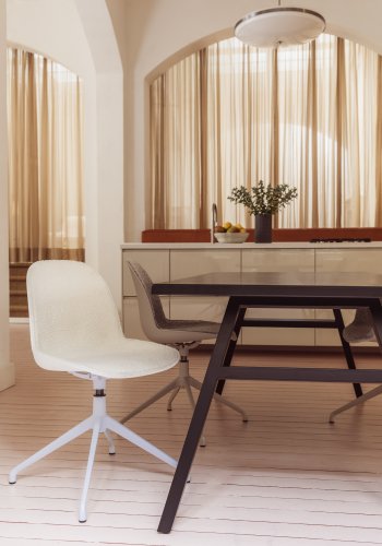 ZUIVER Albert Kuip spisebordsstol, med svingfunksjon - hvit polyester og hvit aluminium