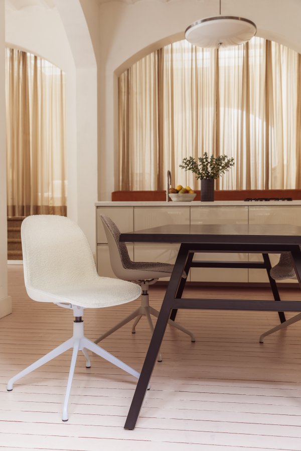 ZUIVER Albert Kuip spisebordsstol, med svingfunksjon - hvit polyester og hvit aluminium