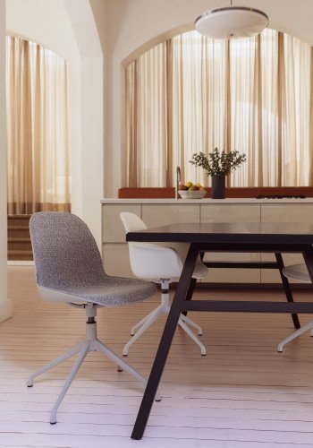 ZUIVER Albert Kuip spisebordsstol, med svingfunksjon - taupe polyester og taupe aluminium